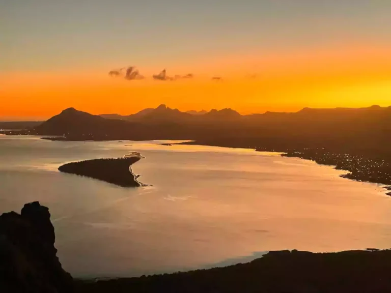 early-morning-hiking-morne-mauritius