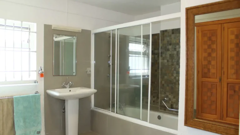 bathroom-2-villa-riambelle-mauritius